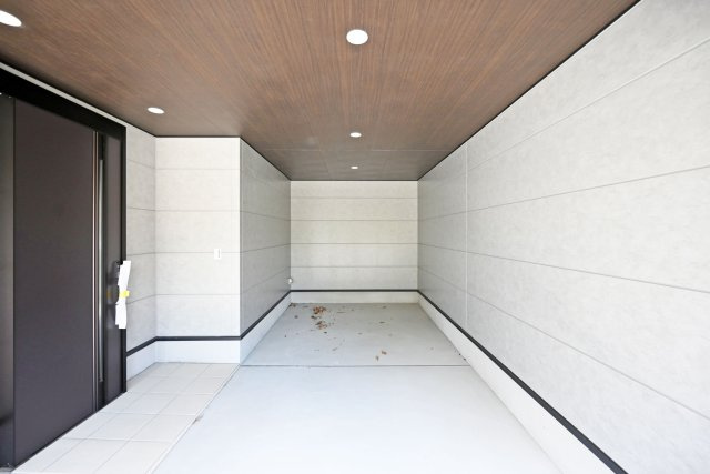 西宮市今津久寿川町新築一戸建て｜4LDK＋駐車2台可の駐車場|1台分は愛車を守ってくれる屋根付き車庫です。