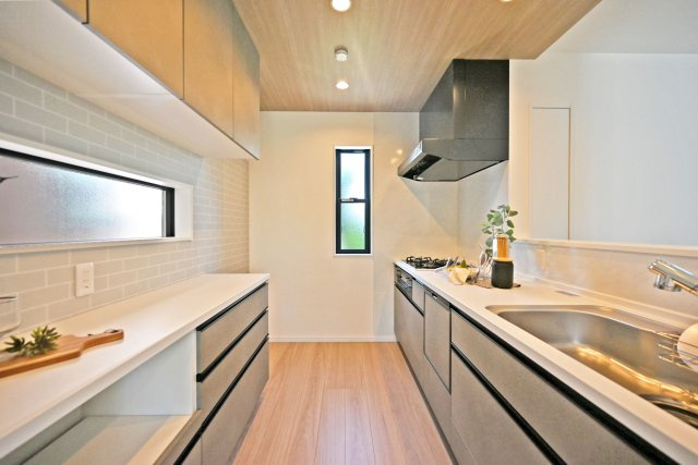 西宮市今津久寿川町新築一戸建て｜4LDK＋駐車2台可のキッチン|キッチン後ろにはカップボードが配置されており、食器や調理器具もまとめて収納できます。