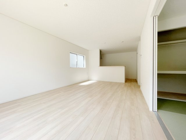 新築戸建・新築建売　石川町下泉第1　石川小・石川中の居間・リビング|カウンター付きキッチンは食事の配膳や片付け動線が楽々♪