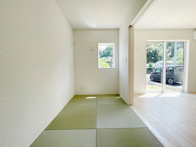 新築戸建・新築建売　石川町下泉第1　石川小・石川中の和室|お子様の床遊びやおむつ替え・お昼寝スペースとしても重宝されるリビング隣の和室！