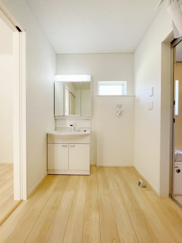 新築戸建・新築建売　石川町下泉第1　石川小・石川中の独立洗面台|三面鏡付き洗面台は鏡の内側に収納あり！洗面脱衣所はゆったりスペースで廊下とキッチンから移動ができます！