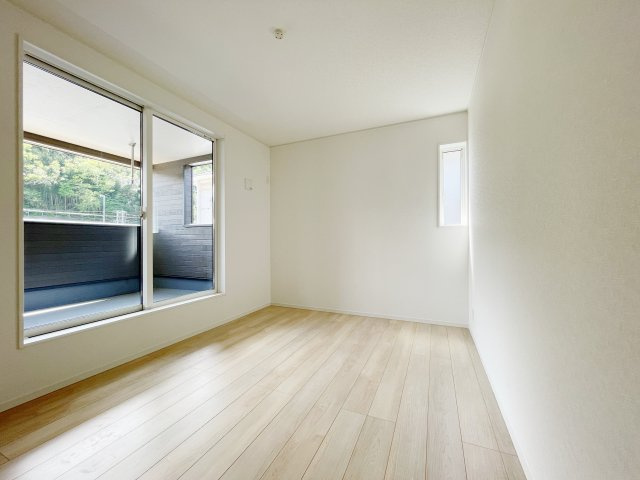 新築戸建・新築建売　石川町下泉第1　石川小・石川中の洋室|バルコニーに面しているので洗濯物干しにも便利な主寝室！