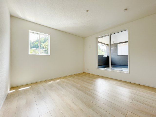 新築戸建・新築建売　石川町下泉第1　石川小・石川中の洋室|アクセントクロスの貼り替えなどのお見積もりもお気軽にご相談ください！