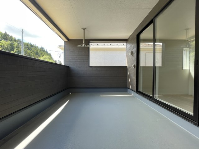 新築戸建・新築建売　石川町下泉第1　石川小・石川中のバルコニー|２部屋から移動できるインナーバルコニー！急な天候不良にも安心◎