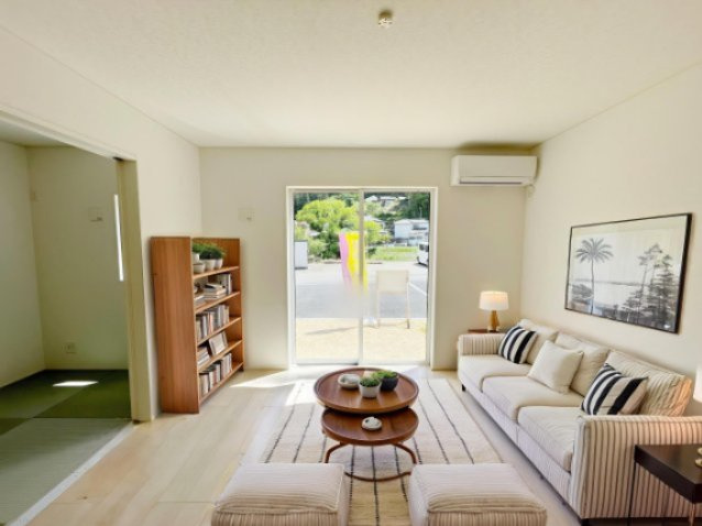 新築戸建・新築建売　石川町下泉第1　石川小・石川中の居間・リビング|ホームステージングによる演出画像です。実際の物件に写真の家具や調度品などは設置されておりません。