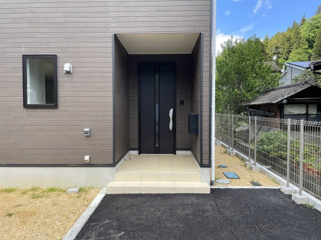 新築戸建・新築建売　石川町下泉第1　石川小・石川中の玄関|防犯カメラやモニター付きインターホンなどセキュリティ対策も充実◎