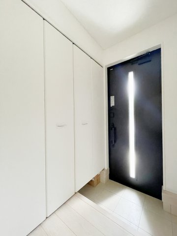 新築戸建・新築建売　石川町下泉第1　石川小・石川中の玄関|自然光を取り込める玄関ドアに窓付きで明るい玄関です！