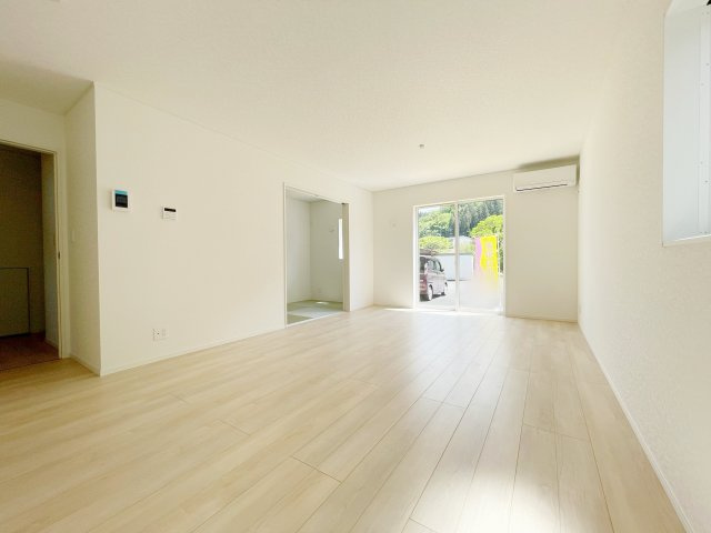 新築戸建・新築建売　石川町下泉第1　石川小・石川中の居間・リビング|嬉しいリビングエアコン付きのリビングは南向きで陽当たり良好◎