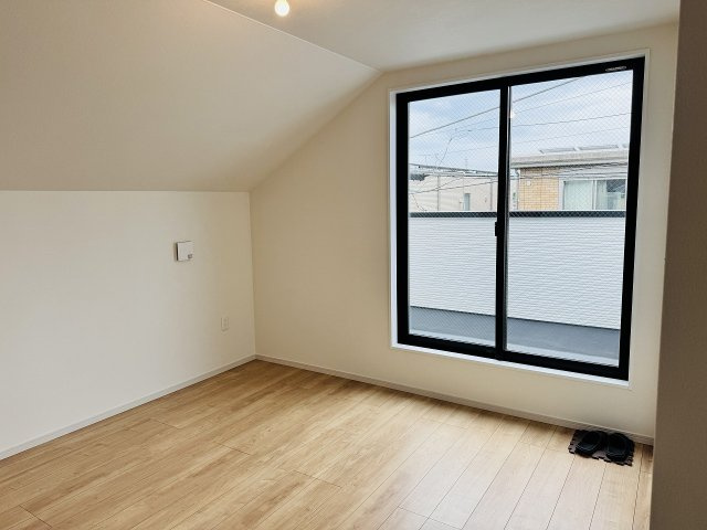 八王子市　片倉町　新築一戸建て　２２期の寝室|～2階9.3帖の主寝室　ベッドなど大型家具のレイアウトもしやすい広さです～