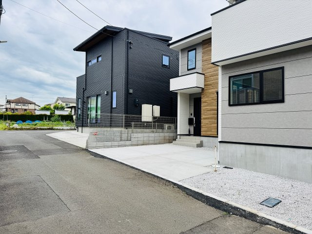 八王子市　片倉町　新築一戸建て　２２期の前面道路含む現地写真|～南道路につき陽当たり良好～