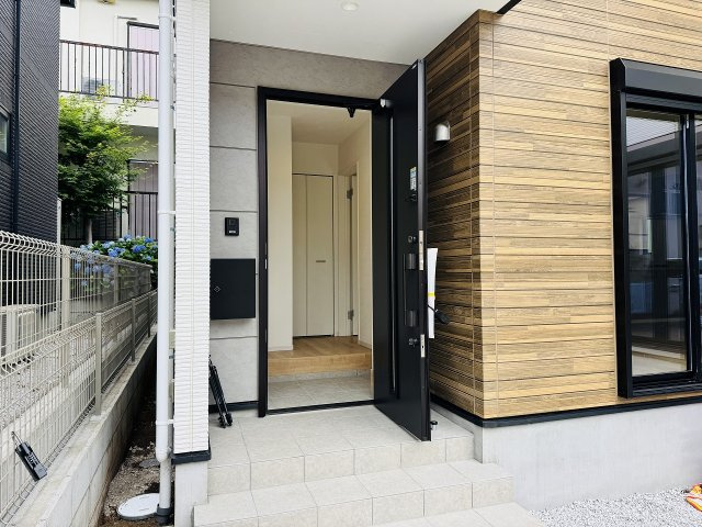 八王子市　片倉町　新築一戸建て　２２期の玄関|～玄関は安心のWロックキーを採用～