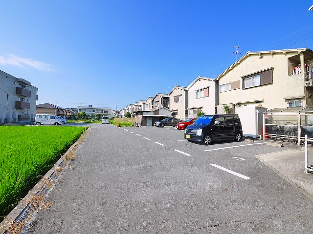 グランモア東九条Ⅲ南側駐車場の駐車場|駐車場があるので、車を買う予定の方も安心です