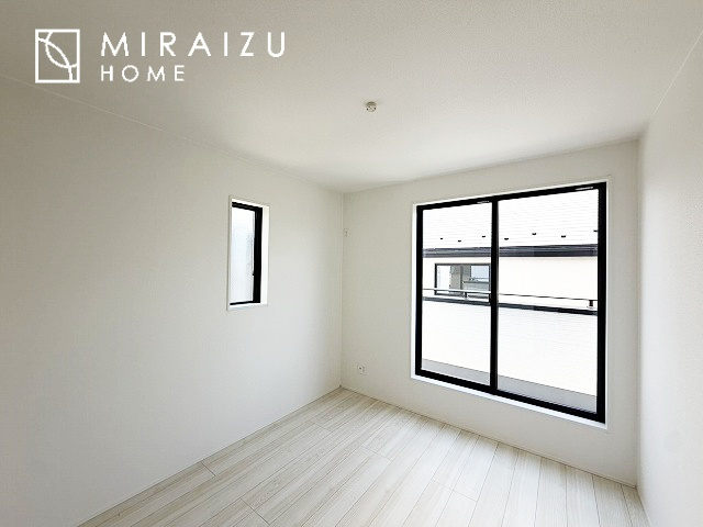【寝室】 | 日当たりの良いお家は嬉しいですよね。それぞれ価値観が分かれる箇所です、実際に内覧して日当たりの心地よさをご体感下さいね♪