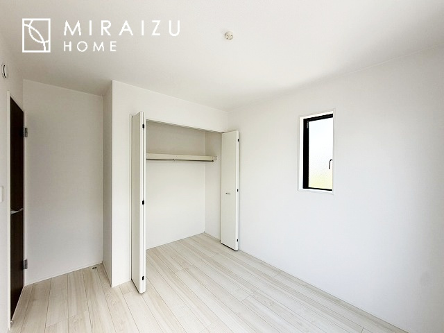 【洋室】 | 暮らしやすさを考えたプランで快適な現地ロケーションを実現。安らぎに満たされる、ゆとりのある日々を過ごせます♪