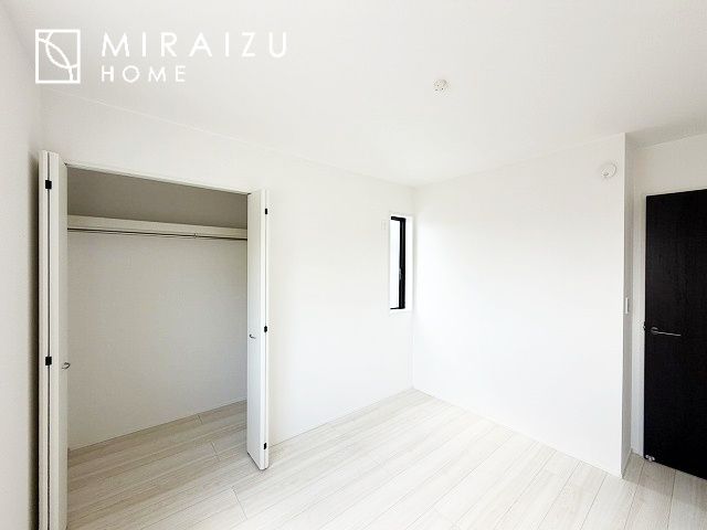 【洋室】 | プライバシー性と開放感を高める住環境。陽当たりの良い開かれたロケーションを活かし、心地よい暮らしをプランニング