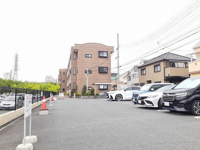 アンジュメゾンの駐車場