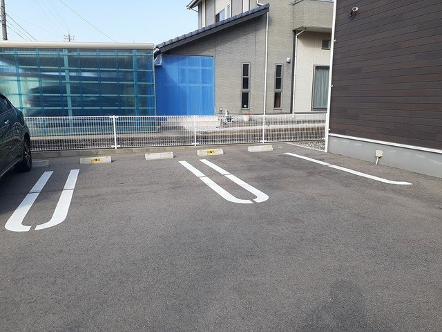 ミラノⅣの駐車場