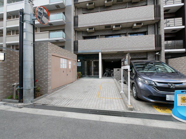 大阪市西区西本町２丁目の賃貸マンションのエントランス