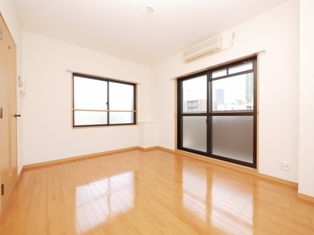 大阪市西区西本町２丁目の賃貸マンションの居間・リビング