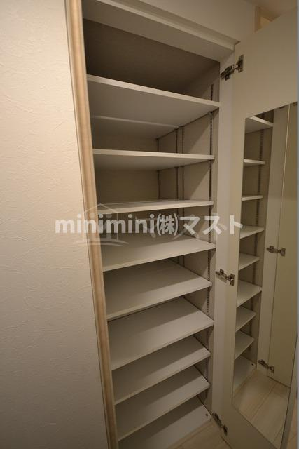 グランカーサ難波元町の収納|カラーバリエーション有