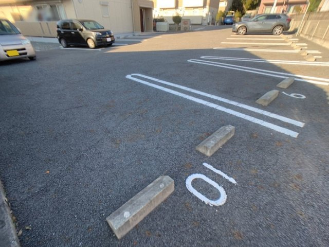 ウエスト フィールド　D棟の駐車場