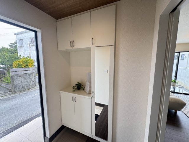 南城市玉城親慶原（全2棟）1号棟の玄関|1号棟　十分な収納付き玄関♪