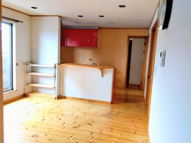 売中古戸建　富士市石坂の居間・リビング|大きい窓があるので明るい空間でのびのびと生活できます。