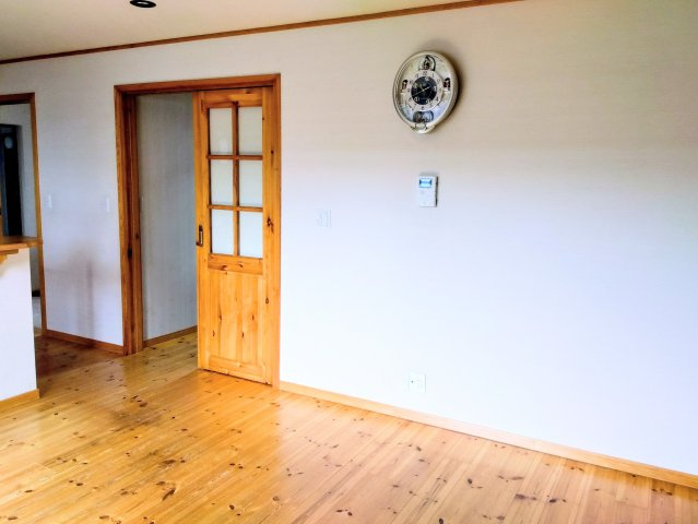 売中古戸建　富士市石坂の居間・リビング|リビングダイニングが一続きで家族の会話も弾みますね。窓が多く心地の良い空間となっています。