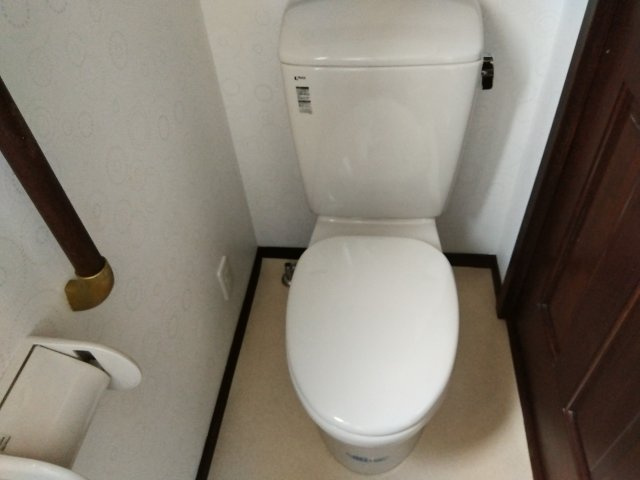 売中古戸建　富士市石坂のトイレ|コンパクトな設計で空間を広く感じさせるデザインになっています。