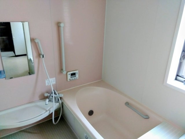 売中古戸建　富士市石坂の浴室|窓があるので明るい室内です。備え付けの台があるのでシャンプーを置いたり出来て便利です。
