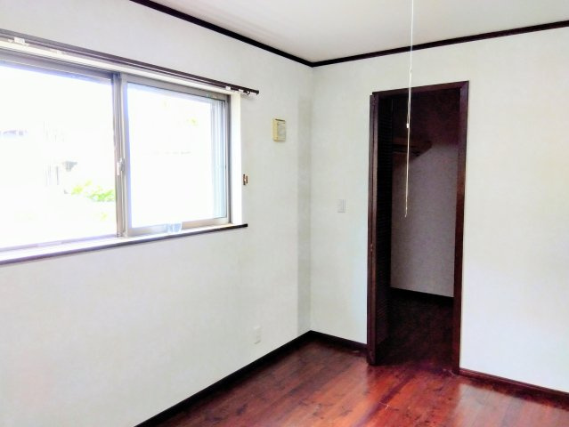 売中古戸建　富士市石坂の洋室|寝室や仕事部屋など使い勝手の良い広さの洋室です。静かに過ごせる落ち着いたお部屋です。