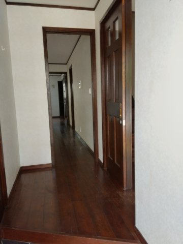 売中古戸建　富士市石坂の玄関|二世帯住宅としてご利用いただけます。ご家族それぞれの生活を大切にできる間取りです。