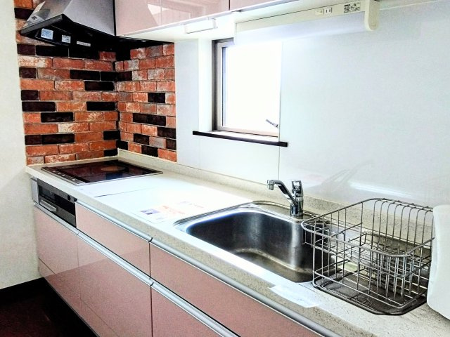 売中古戸建　富士市石坂のキッチン|キッチンには窓があり明るく開放的です。壁付けキッチンなので集中してお料理出来ますね。