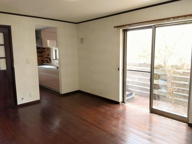 売中古戸建　富士市石坂の居間・リビング|大きい窓から入るたっぷりの日差しが嬉しいですね。家族が自然に集まるような広さのリビングです。
