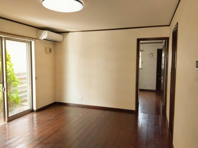 売中古戸建　富士市石坂の居間・リビング|リビングが広々としているので、ご家族でゆっくりくつろげますね。