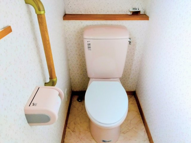 売中古戸建　富士市石坂のトイレ|トイレには窓があり明るい室内です。手摺がありバリアフリーになっています。