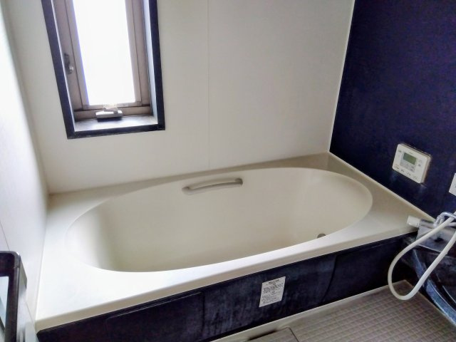 売中古戸建　富士市石坂のキッチン|窓があるので明るい室内です。ネイビーのタイルがアクセントになっています。
