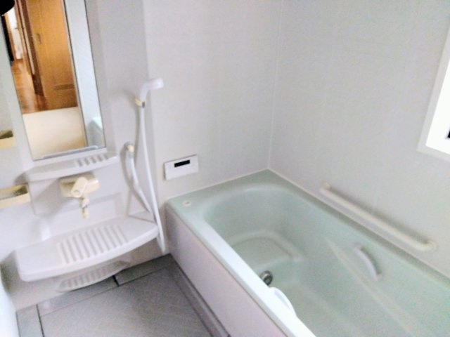 売中古戸建　富士市今泉の浴室|窓があるので明るい室内です。備え付けの台があるのでシャンプーを置いたり出来て便利です。