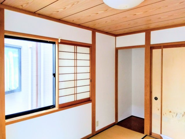売中古戸建　富士市今泉の和室|押入れがあるので布団をしまっておく事も出来ます。畳は柔らかいので子供を遊ばせても安全ですね。