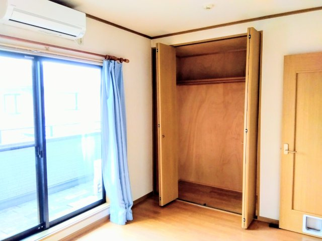 売中古戸建　富士市今泉の収納|猫用の出入り口が設けられています。大切なペットと過ごしやすい住まいです。