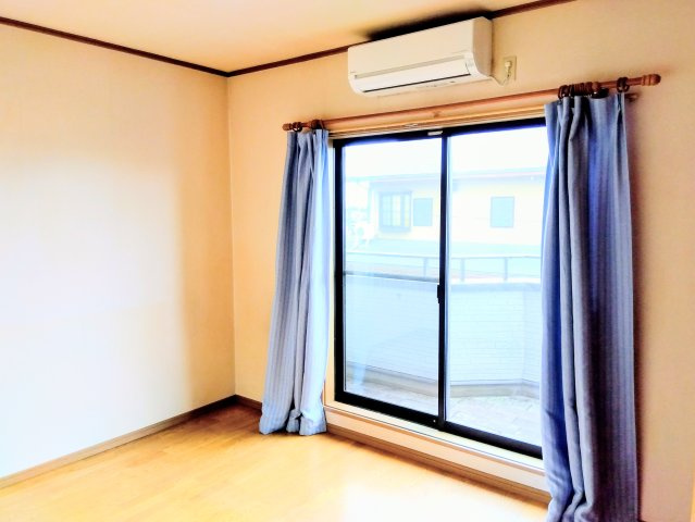 売中古戸建　富士市今泉の洋室|大きな窓があるので部屋にやわらかな陽光が注ぎます。静かに過ごせる落ち着いたお部屋です。