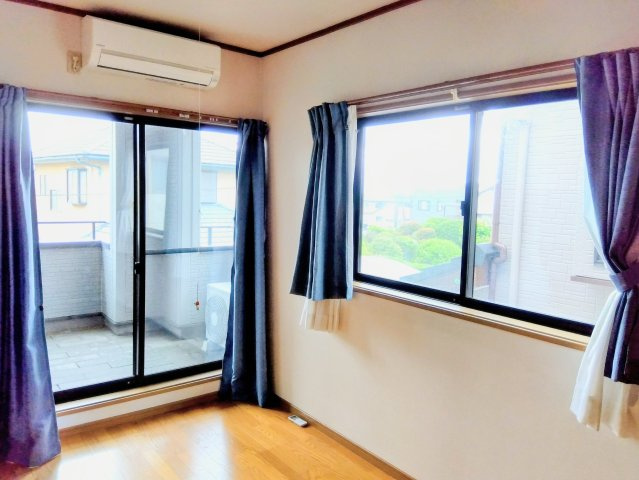売中古戸建　富士市今泉の洋室|二面採光なので日差しがたっぷり入ります。また風通しが良く解放感もあります。