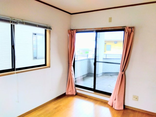 売中古戸建　富士市今泉の洋室|好きなカーテンを選んで自分だけの空間作りが楽しめます。寝室として使うのもいいですね。