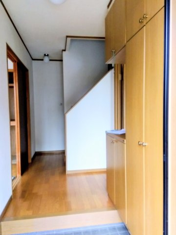 売中古戸建　富士市今泉の玄関|4LDKなので部屋数も収納もたっぷりあります。ファミリー層にオススメです。
