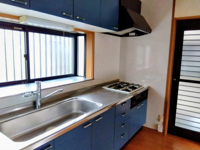 売中古戸建　富士市今泉のキッチン|勝手口があります。災害などで万が一玄関から出れなくなった時に、非常口として出る事が出来ます。