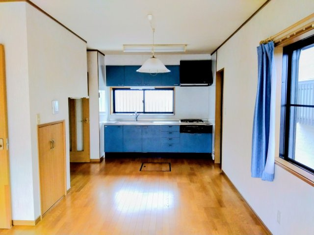 売中古戸建　富士市今泉の居間・リビング|キッチンには窓があり明るく開放的です。壁付けキッチンなので集中してお料理出来ますね。