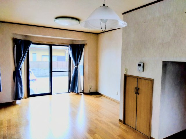 売中古戸建　富士市今泉の居間・リビング|大きい窓から入るたっぷりの日差しが嬉しいですね。階段下収納があるのが嬉しいですね。