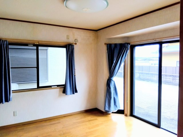 売中古戸建　富士市今泉の居間・リビング|二面採光なので日差しがたっぷり入ります。また風通しが良く解放感もあります。