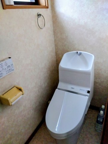 売中古戸建　富士市今泉のトイレ|トイレには窓があり明るい室内です。コンパクトな設計で空間を広く感じさせるデザインになっています。