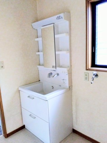 売中古戸建　富士市今泉の独立洗面台|窓があるので明るい室内です。独立洗面台があるので収納スペースも多くあります。
